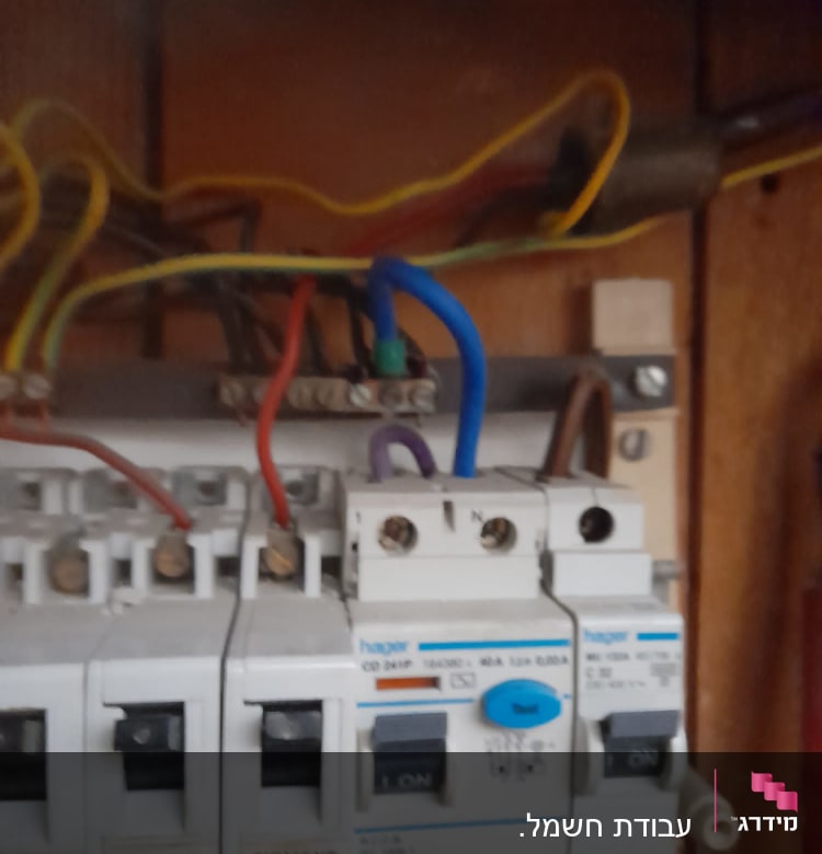 לוח חשמל עם חוטים ומפסקים